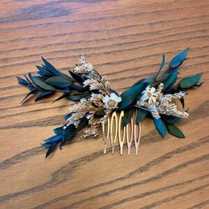 Minimalist wedding hair comb with preserved eucalyptus and flowers